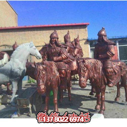 巨型騎士馬銅雕塑，點綴景區廣場