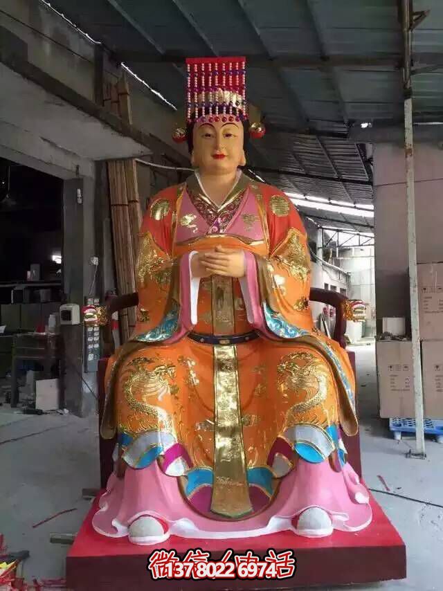 王母娘娘純銅雕塑，屹立于寺廟之中