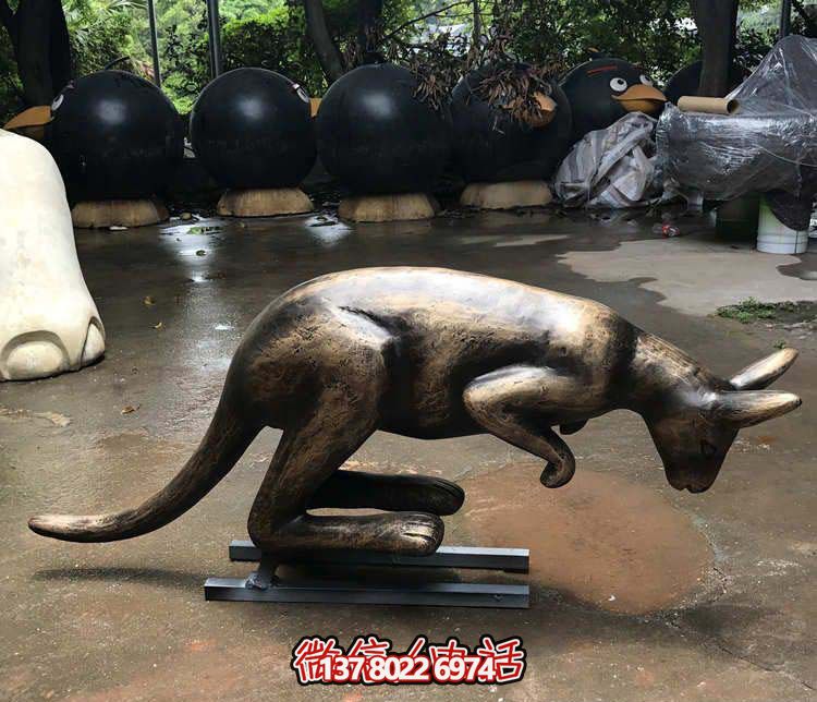 不銹鋼袋鼠雕塑，擺放于大型廣場