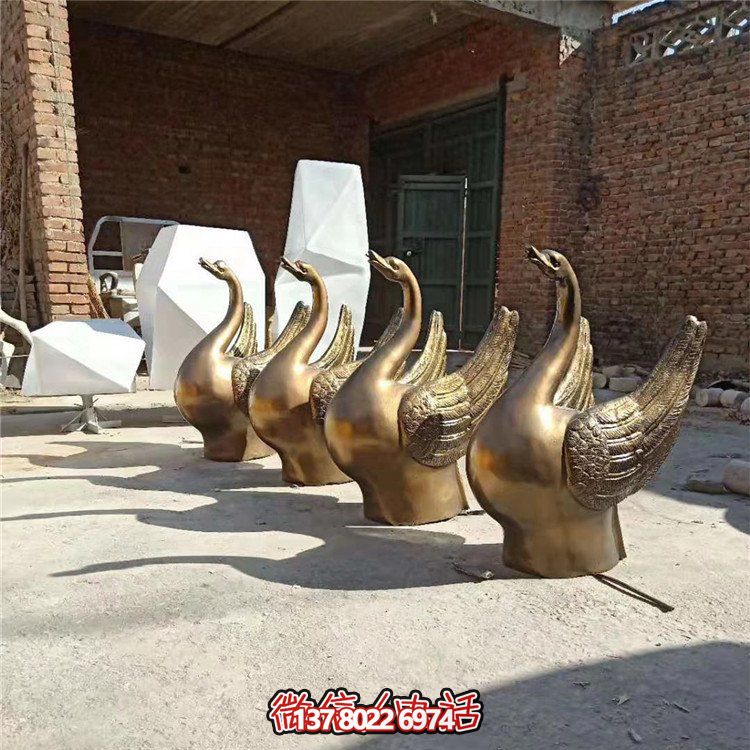 仿銅噴水雕塑，玻璃鋼景觀天鵝水池，為廣場園林?jǐn)[放