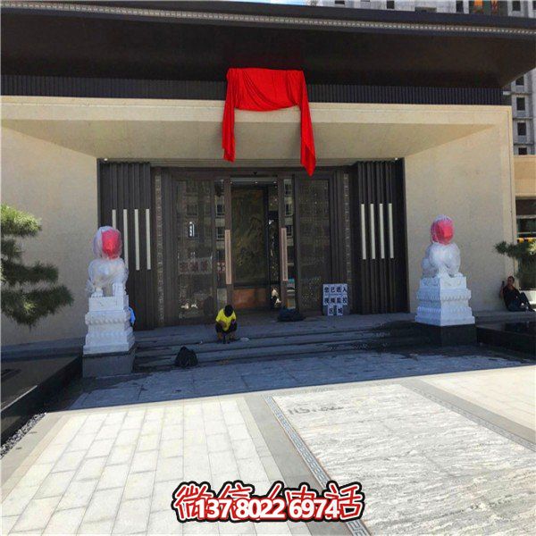 精美大型漢白玉石獅子雕刻門墩，為別墅門口增添雅致氣息