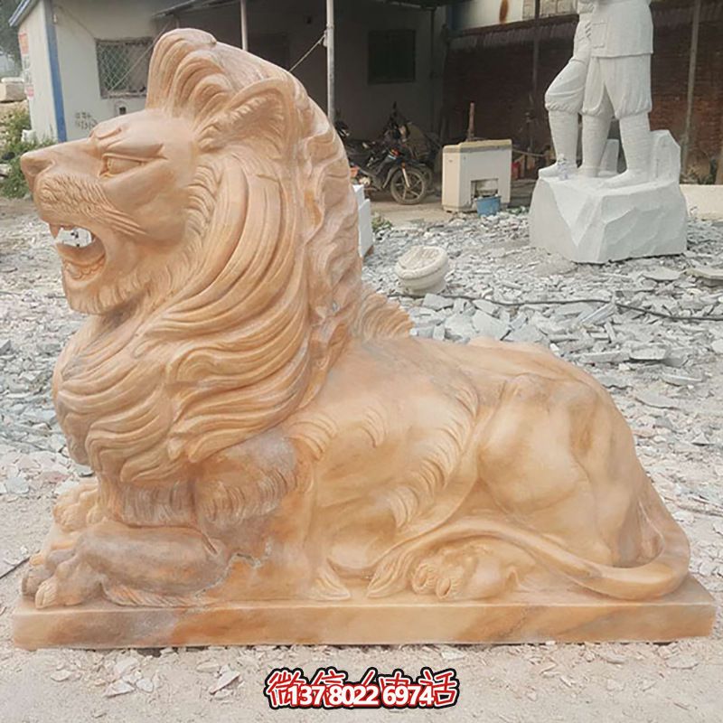 兇猛獅子紅石雕臥著雕塑，為公園景區(qū)添彩晚霞之美