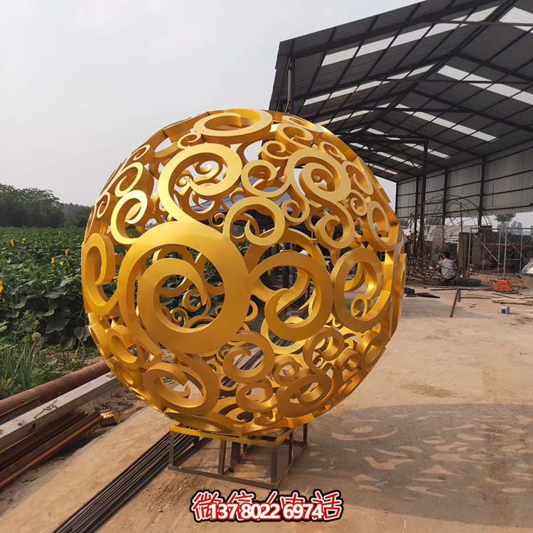 大型不銹鋼鏤空球雕塑，為園林景觀增添靈動(dòng)之美
