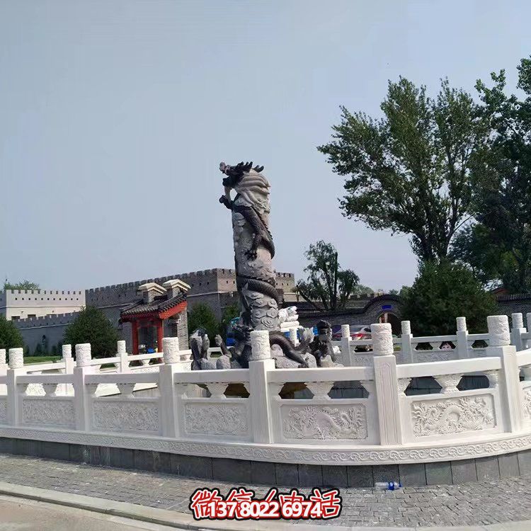 漢白玉石雕欄板，為景區(qū)水池提供防護(hù)及園林裝飾