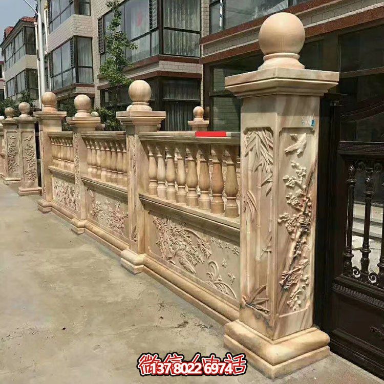 紅色浮雕圍墻欄板裝點別墅，守護晚霞之美