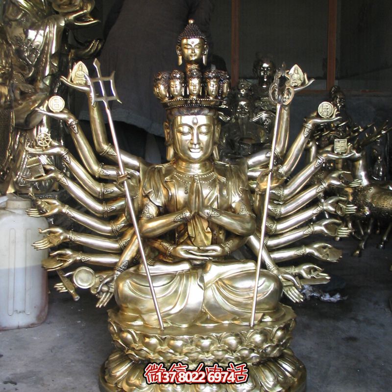 鎏金菩薩雕塑，供奉觀音祈福