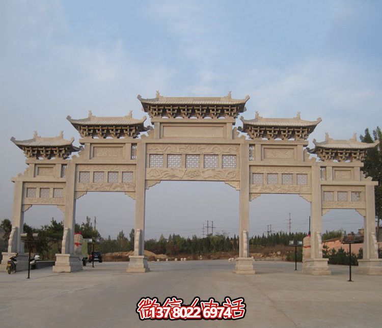 精美大型鏤空牌樓石雕，為公園廣場增添美麗色彩