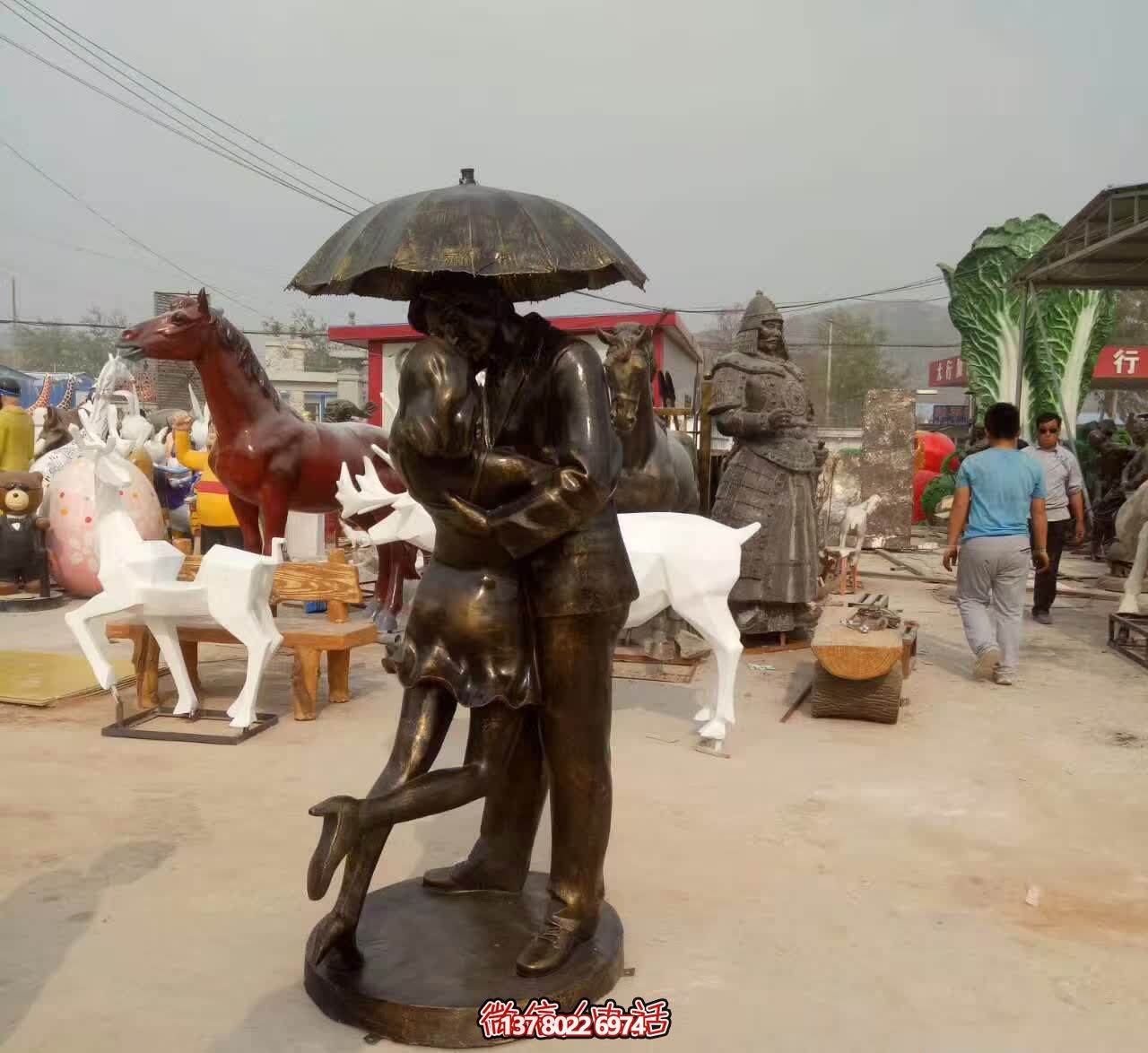 銅雕傘情侶接吻雕塑，在景區擁抱浪漫