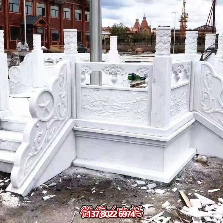 漢白玉升旗臺，做工精美，安全防護欄桿