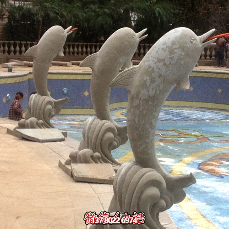 海邊的精美石雕雕塑，讓海豚伴你一起享受美食