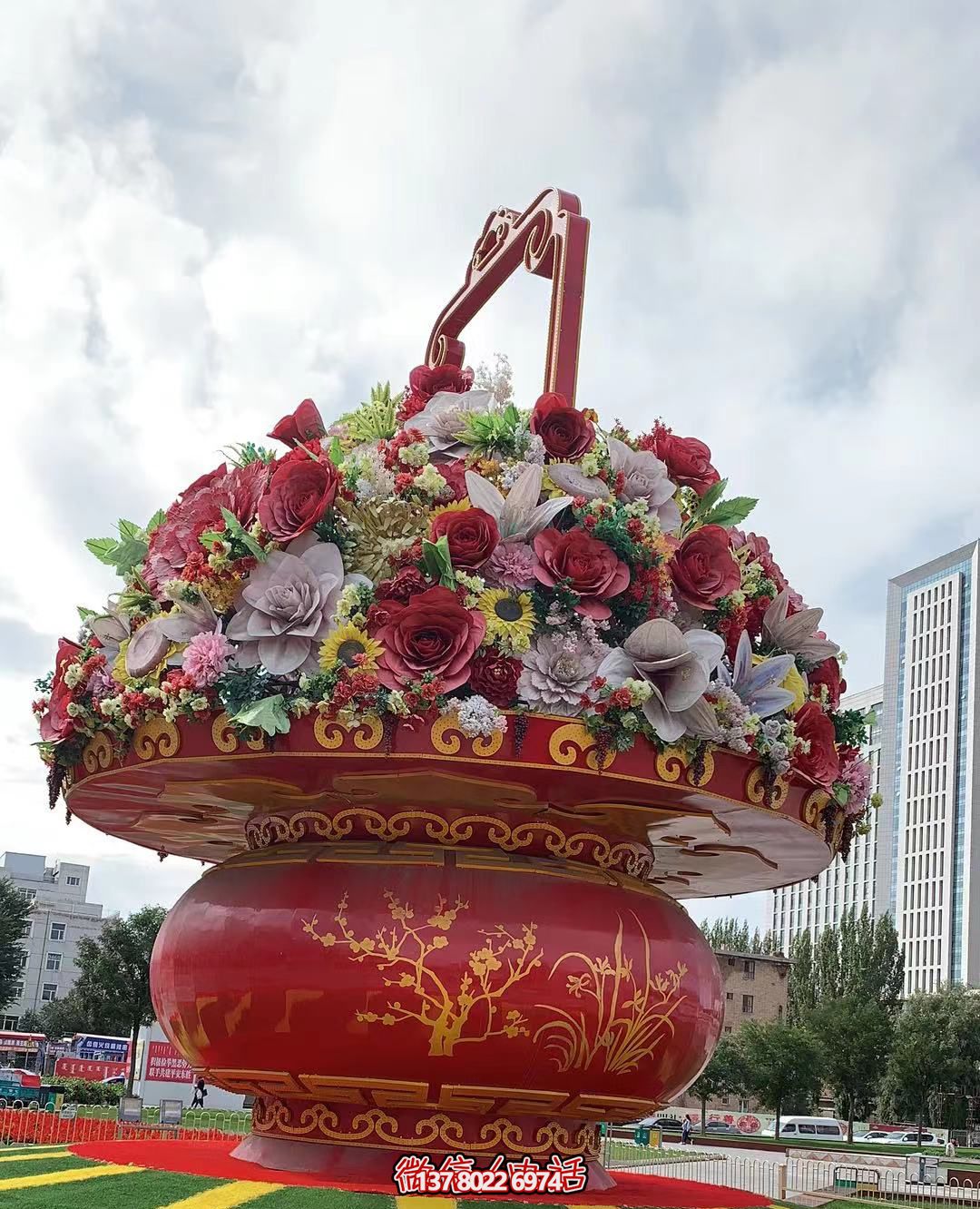 現代五彩花籃，給城市廣場帶來活力