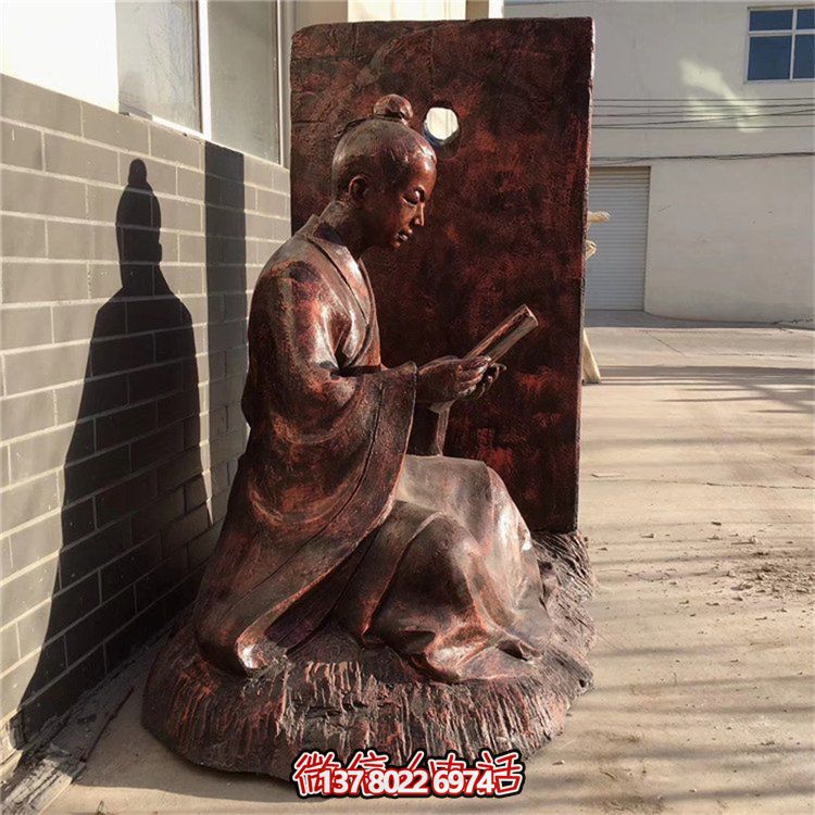 創(chuàng)意銅雕鑿人物看書(shū)借光雕塑，點(diǎn)亮景區(qū)美好氛圍