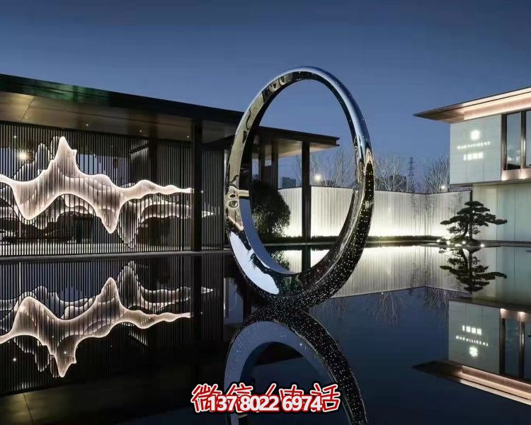 不銹鋼圓環雕塑，點綴園林別墅水池