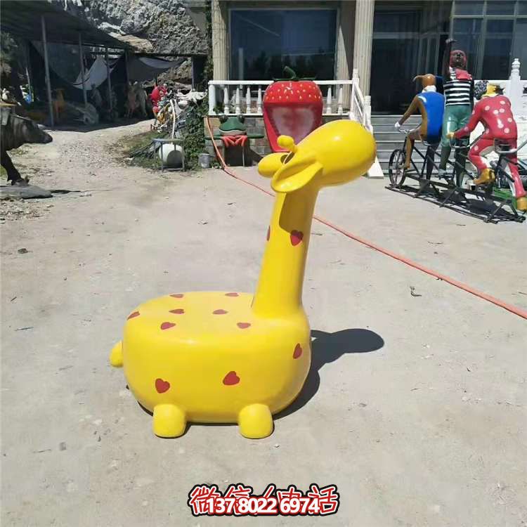 玻璃鋼長頸鹿擺件，安全可靠、適用于多種場景