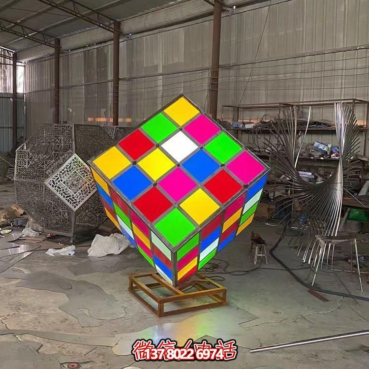 不銹鋼彩繪魔方景觀雕塑，點(diǎn)綴校園廣場(chǎng)