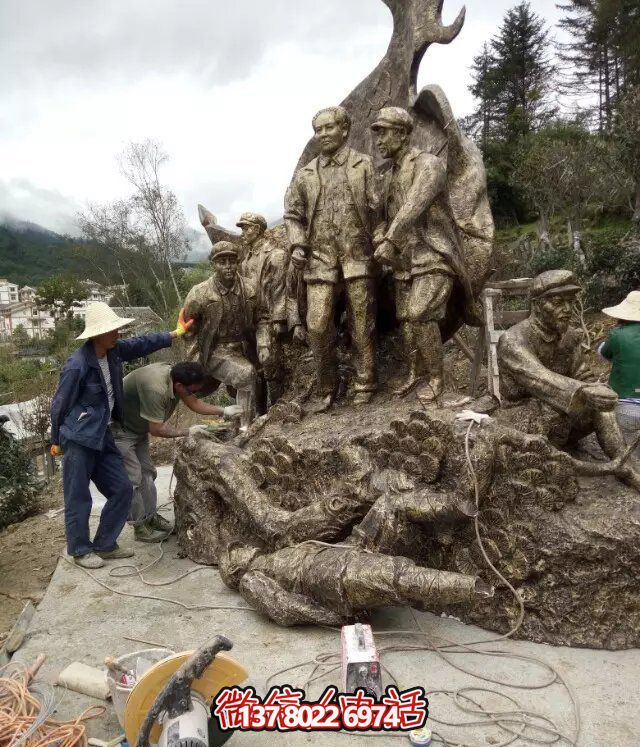 偉人紀念銅雕雕塑，讓廣場上洋溢著熱情