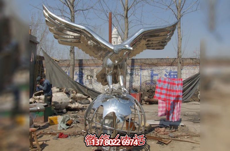 休息時刻，欣賞不銹鋼老鷹雕塑