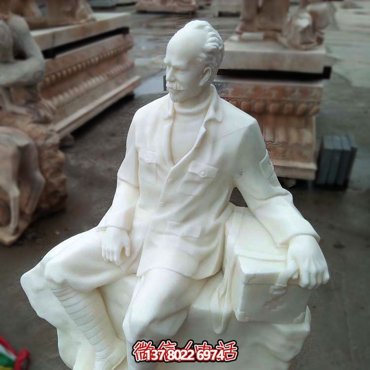 以白求恩精神為原型，漢白玉雕刻的護(hù)士坐姿雕塑