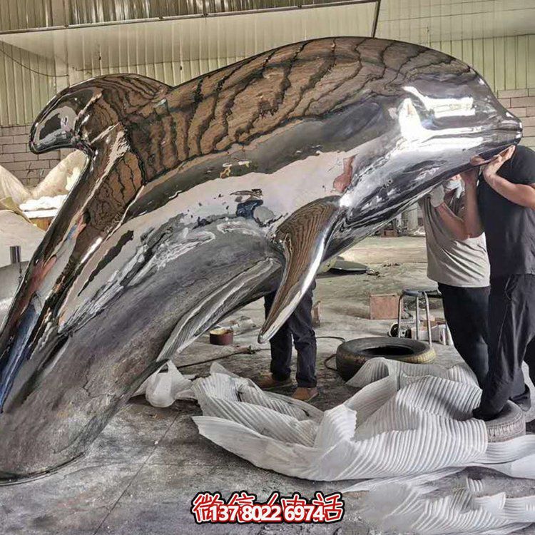 大型抽象鏡面不銹鋼鯨魚，展現室外精彩生活