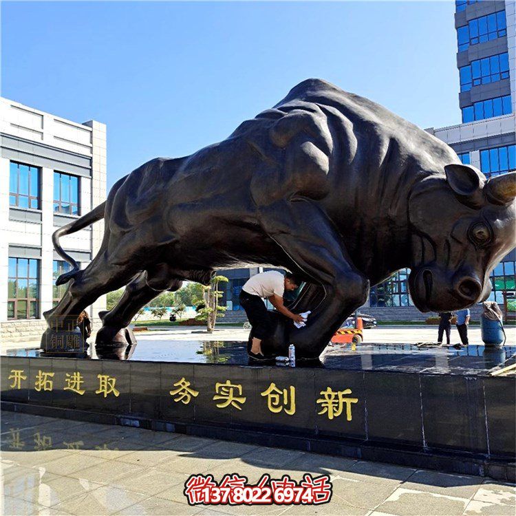 廣場(chǎng)大型鑄銅孺子牛開(kāi)荒牛雕塑