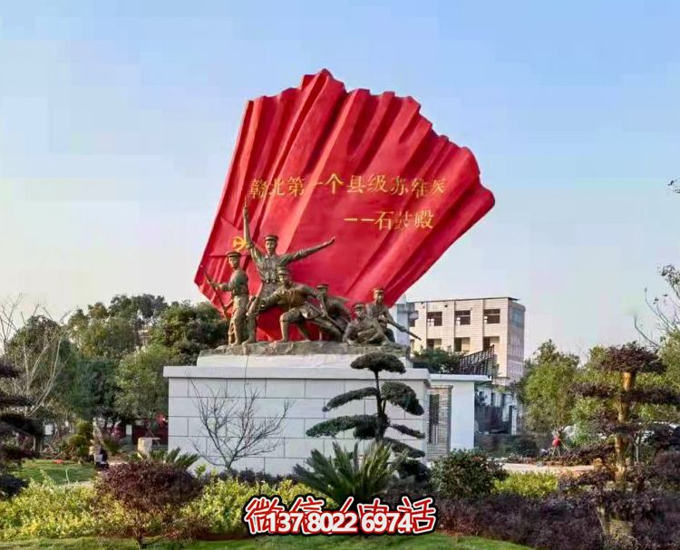 城市廣場(chǎng)擺放玻璃仿銅紅色文化主題紅軍人物雕塑